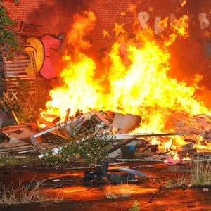 Ein Haufen Sperrmüll vor der ehemaligen Stadtteilschule wurde vermutlich in Brand gesteckt.