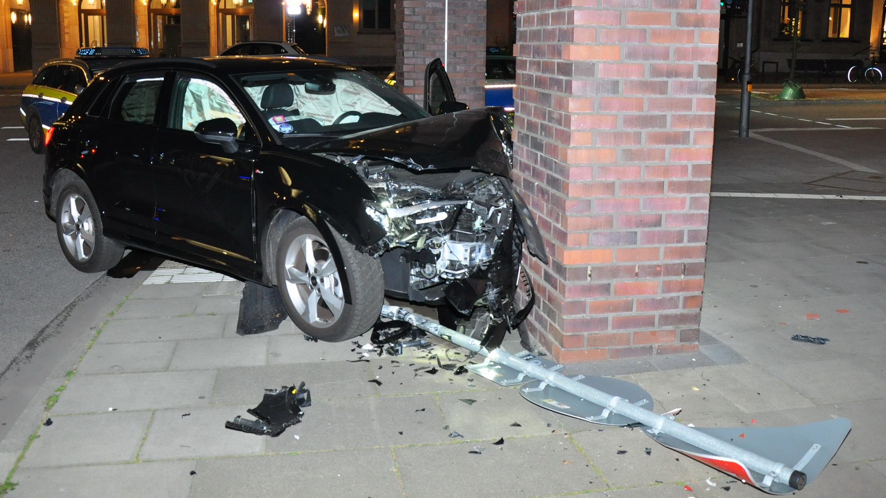 Bei dem Unfall lösten auch die Airbags aus. Der Audi wurde abgeschleppt.