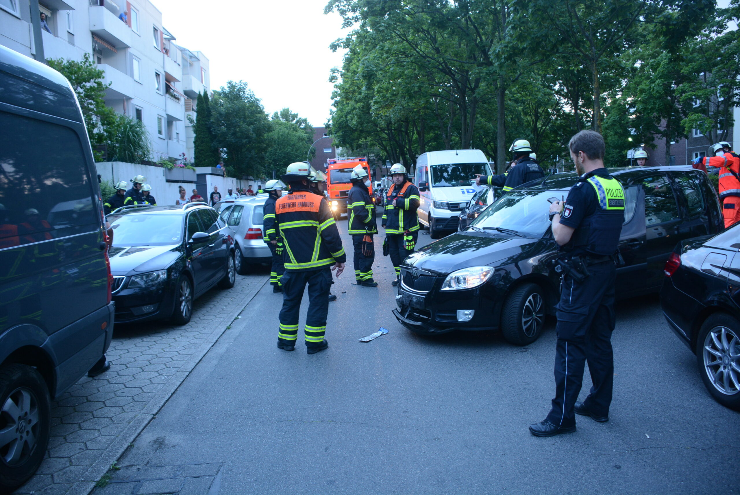 Gleich acht Autos wurden bei dem Unfall in Mümmelmannsberg beschädigt.