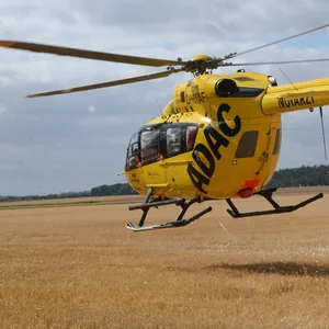 Am Montagabend kam es zu einem schweren Verkehrsunfall. Ein Kind wurde schwer verletzt und mit einem Hubschrauber in ein Krankenhaus gebracht.
