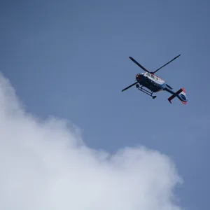 Die Polizei fahndet mit einem Hubschrauber nach dem Täter.
