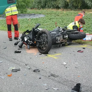 Am Donnerstagabend kam es zu einem schweren Unfall zwischen einem Lkw und einem Motorrad.