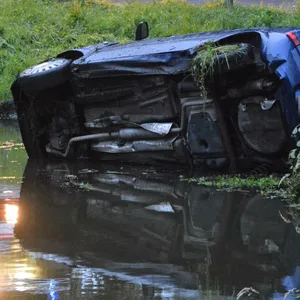 Das Auto landete schräg im Dorfteich. Es wurde später geborgen. Die Insassen blieben größtenteils unverletzt.