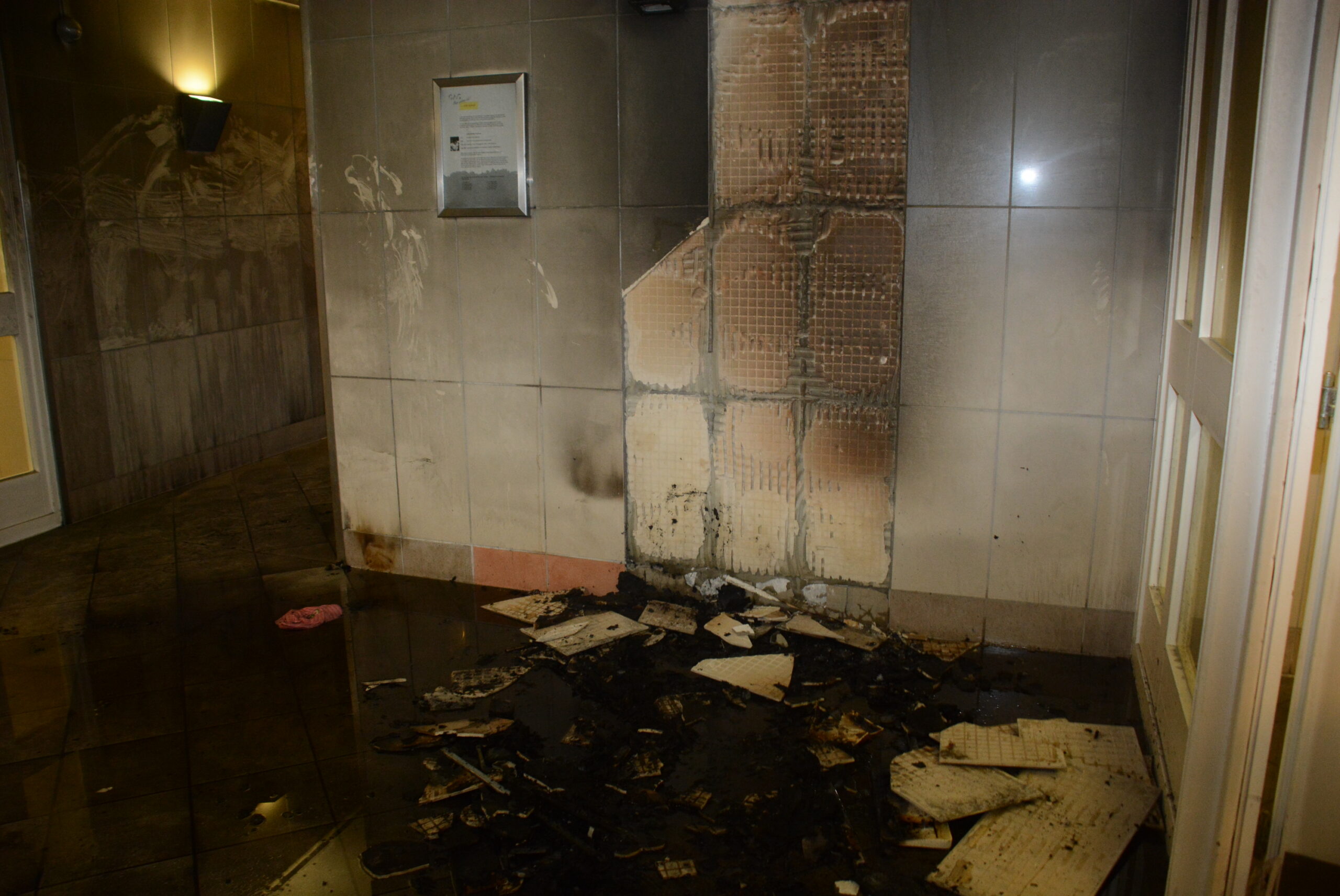 Der Eingangsbereich wurde durch das Feuer stark beschädigt.