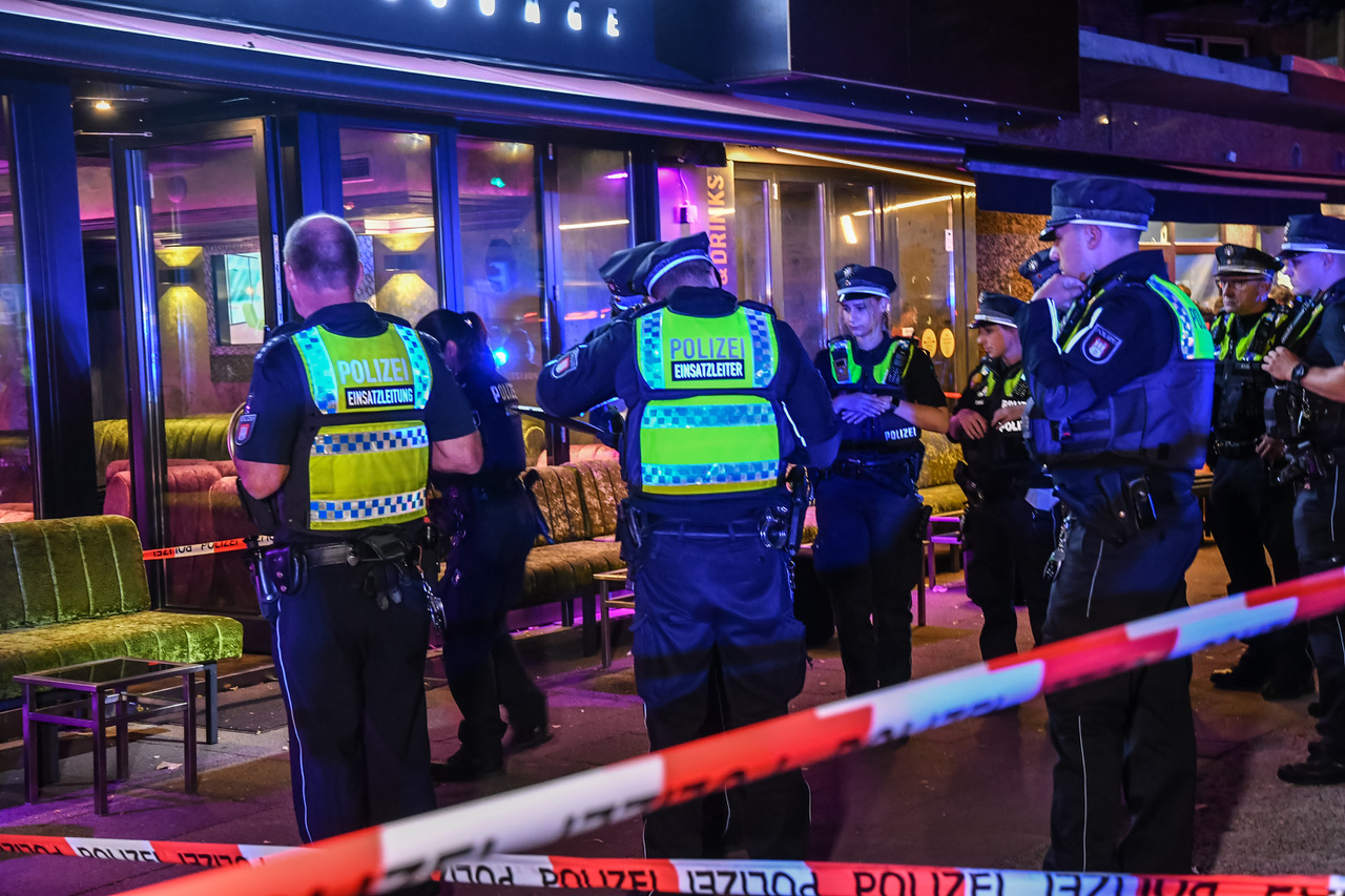 Polizisten stehen vor einer Shisha-Bar in der Lübecker Straße, die mit rot-weißem Flatterband abgesperrt ist
