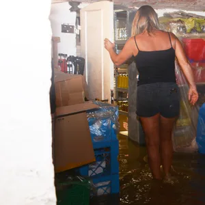 In Bad Oldesloe ist ein Keller mit Wasser vollgelaufen.