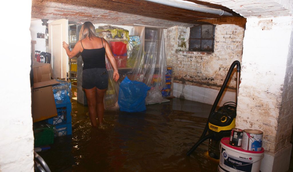 Starkregen Wasser Sprudelt In Keller Laden Decke Stürzt Ein Mopo