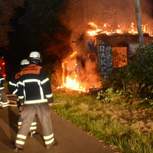 Das Haus in den Boberger Dünen steht komplett in Flammen.
