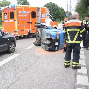 Nach der Kollision: Die Piaggio Ape liegt auf der Seite.