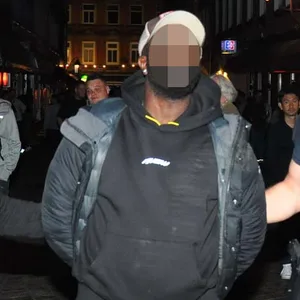 Uniformierte Beamte führen einen mutmaßlichen Dealer in der Herbertstraße ab.