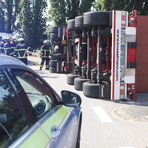 Dieser Sattelzug ist am Mittwochnachmittag im Hamburger Hafen umgekippt - und muss nun aufwendig geborgen werden.