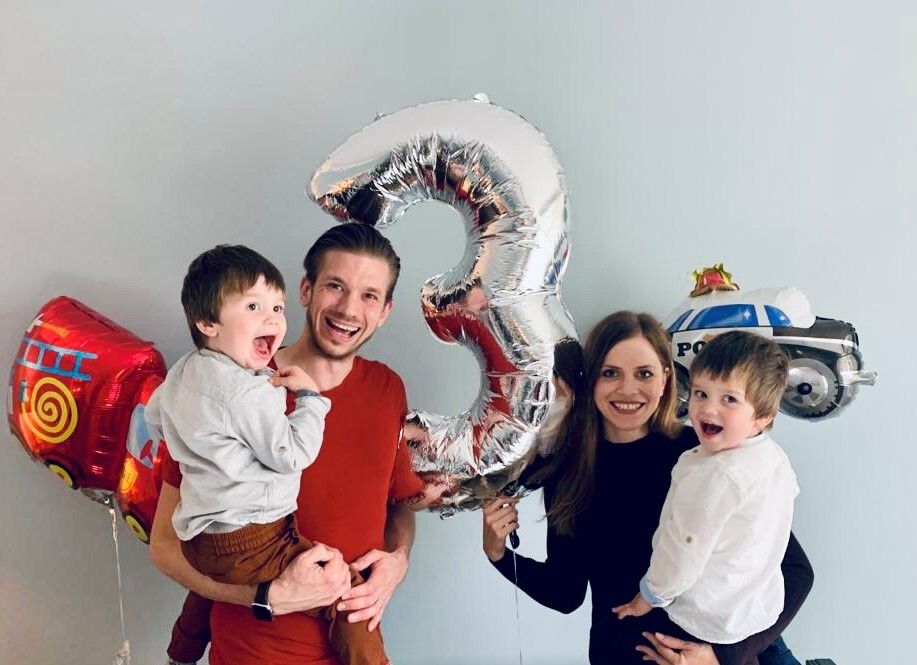 Die Familie B. beim dritten Geburtstag der Zwillinge: Vater André mit Albert und Mutter Anabell mit Alwin.