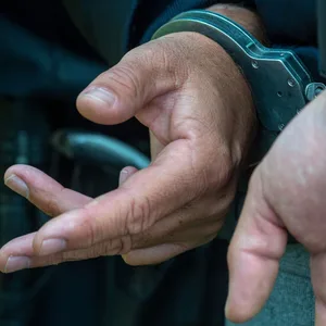 Mann in Handschellen