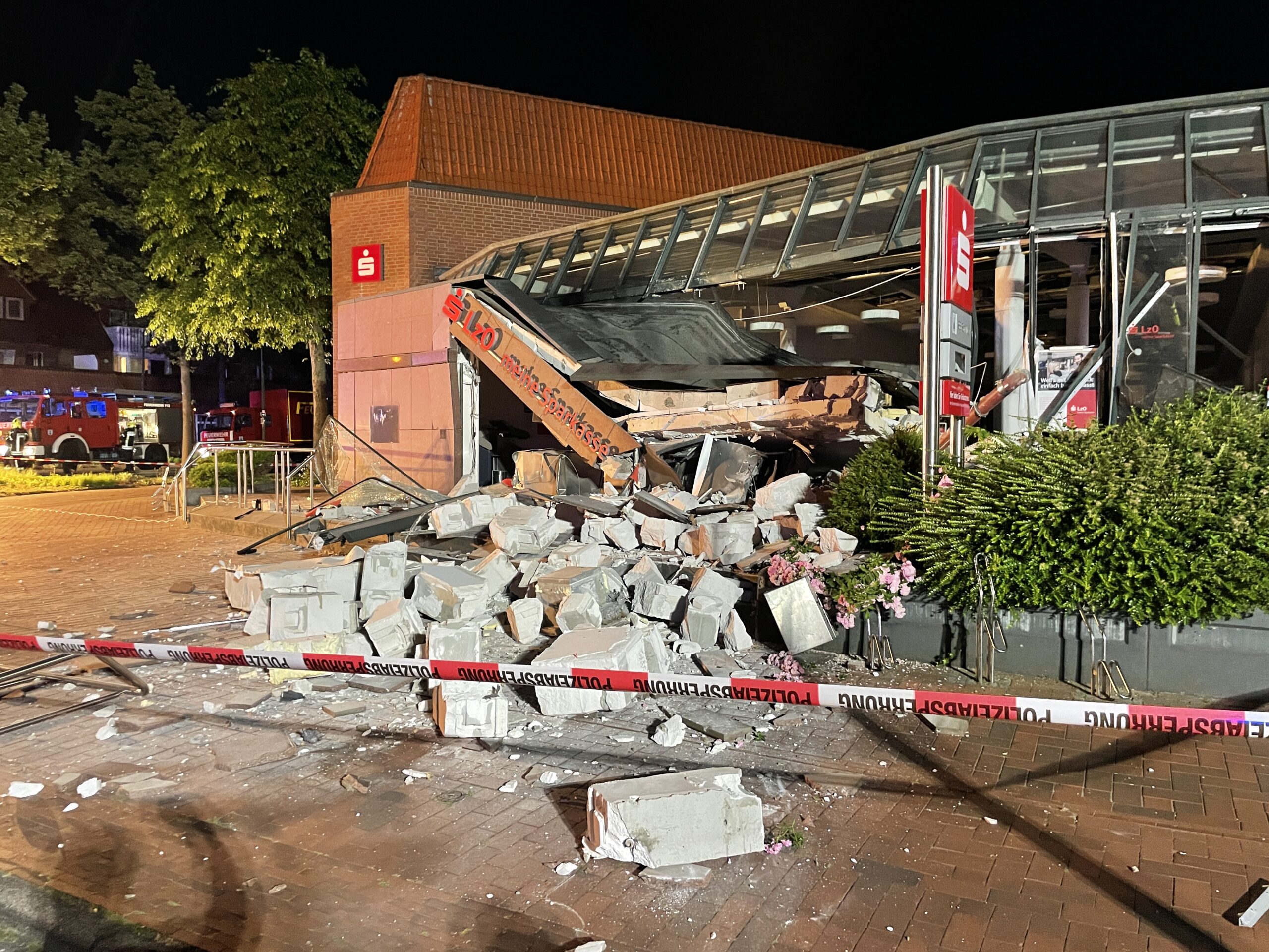 Der Eingangsbereich einer Bank ist nach einer Sprengung zerstört.