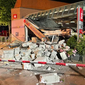 Der Eingangsbereich einer Bank ist nach einer Sprengung zerstört.