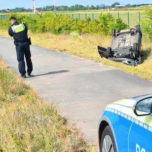 Nach dem Aufprall überschlug sich das Auto und blieb auf dem Dach liegen.