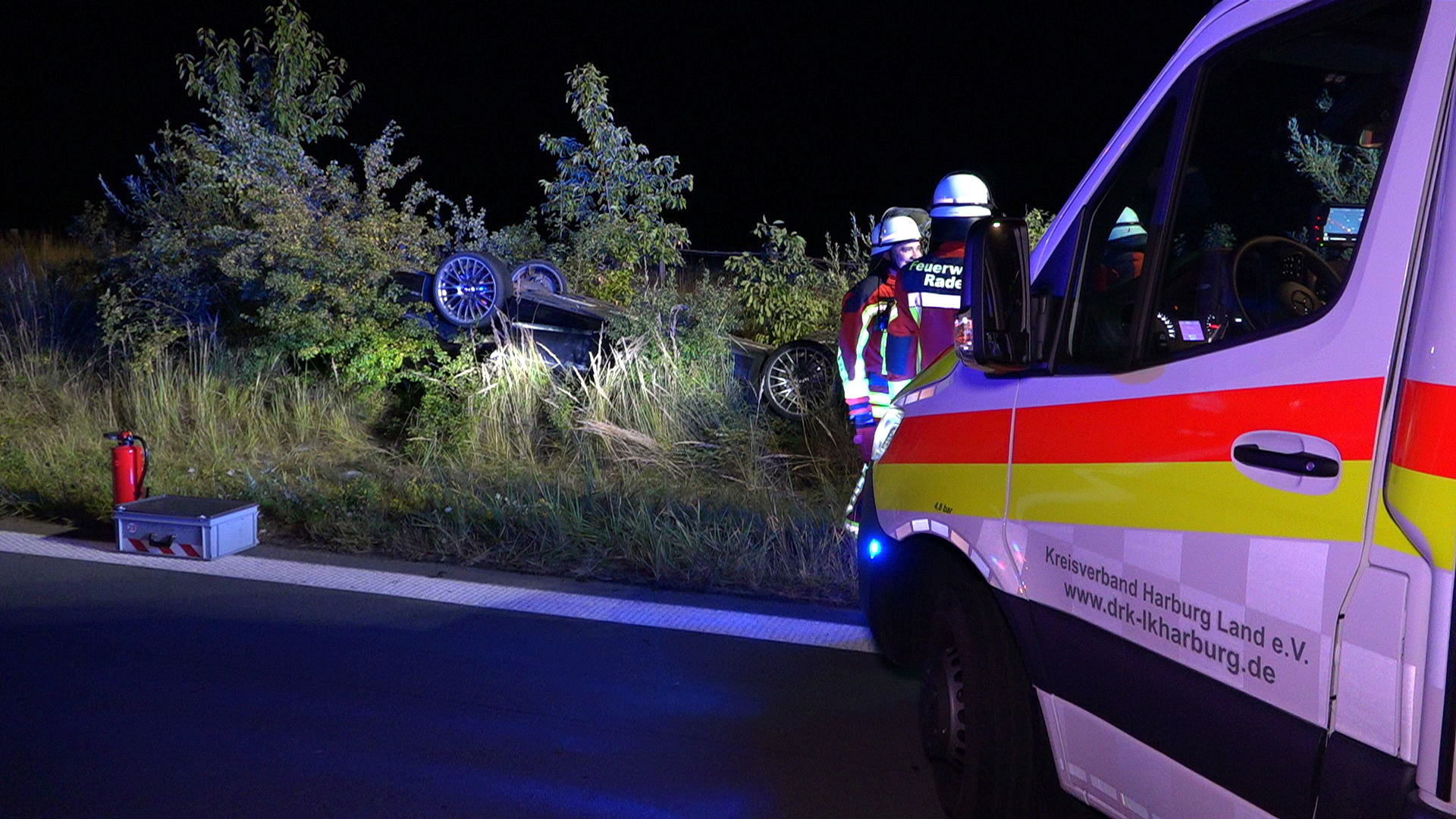Auto überschlägt sich auf A1 in Hollenstedt – zwei Schwerverletzte