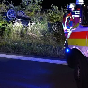 Auto überschlägt sich auf A1 in Hollenstedt – zwei Schwerverletzte