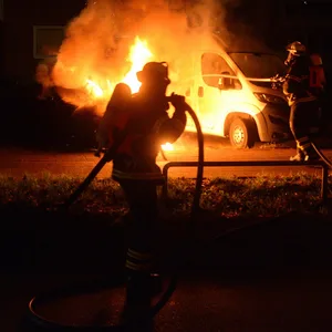 Luxus BMW in Hamburg in Brand gesteckt – Polizei fahndet nach Täter