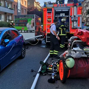 Die Feuerwehr rückte mit mehreren Löschfahrzeugen und einem Rettungswagen an.