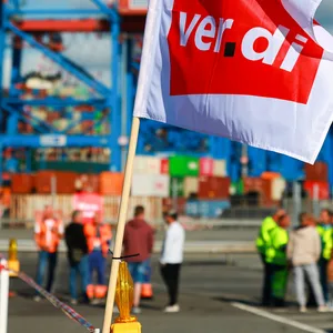 Verdi besteht auf Reallohnsicherung für alle Hafenarbeiter.