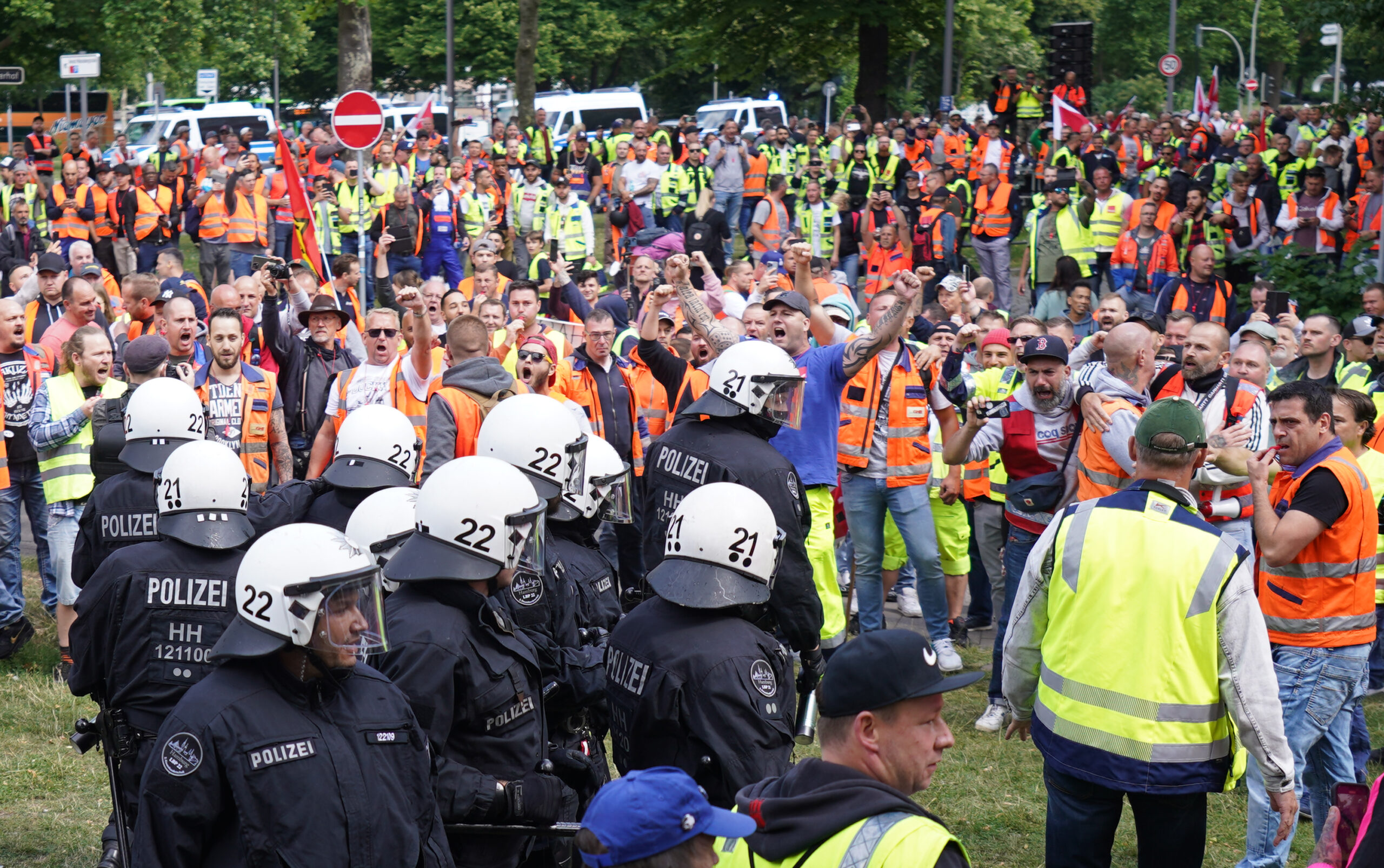 Polizisten und demonstrierende Hafenarbeiter am Freitag in Hamburg.