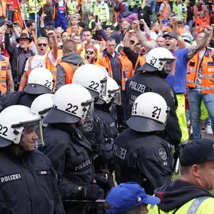 Polizisten und demonstrierende Hafenarbeiter am Freitag in Hamburg.