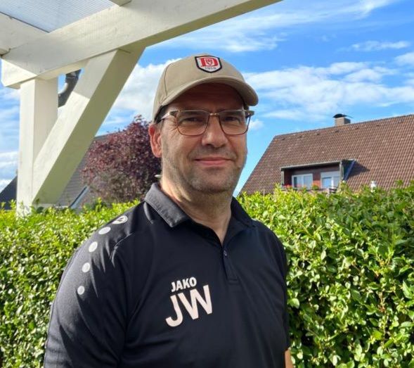 Jörg Wolter trainiert die Damenmannschaft seit sechs Jahren. Er ist über das Verhalten von EasyJet entsetzt.