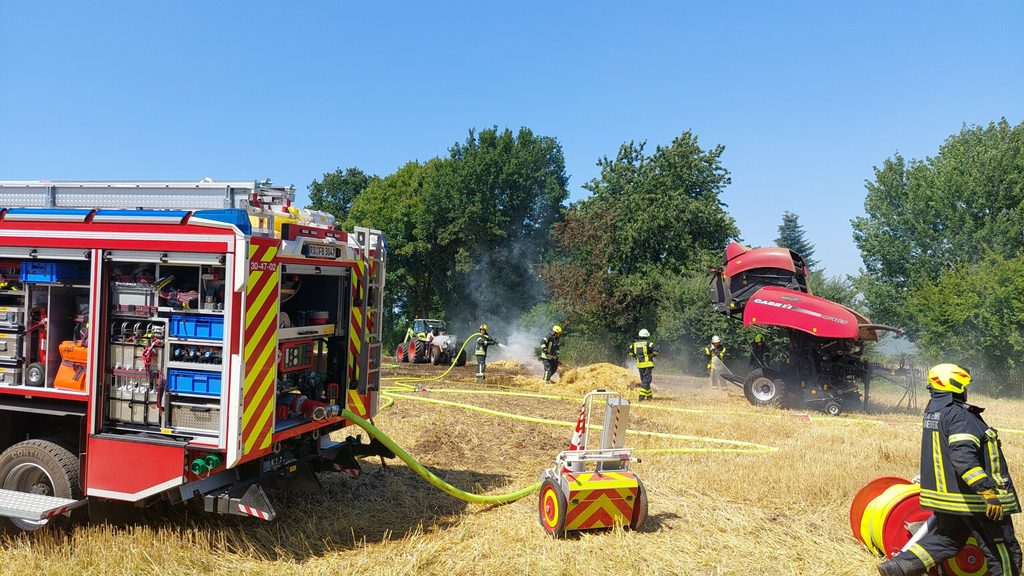 In Westensee ging eine Rundballenpresse in Flammen auf.