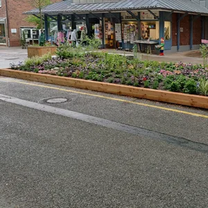 Statt Autos gab es auf den Parkplätzen in Volksdorf für zwei Monate Blumenbeete.
