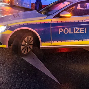 Busfahrer will Kollision mit E-Scooter vermeiden – vier Verletzte