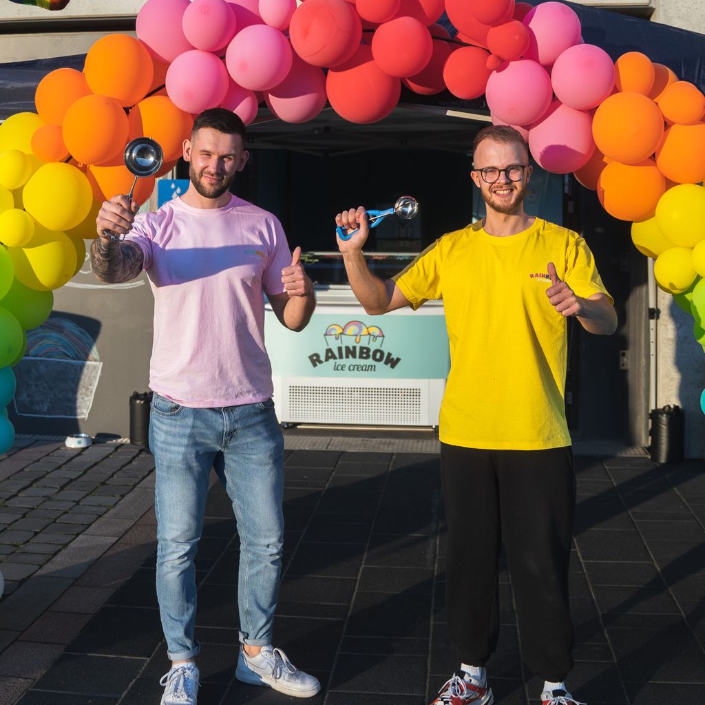 Yannik Koch (28, l.) und Mica Burkamp (27) haben die „Rainbow Ice Cream“ erfunden.