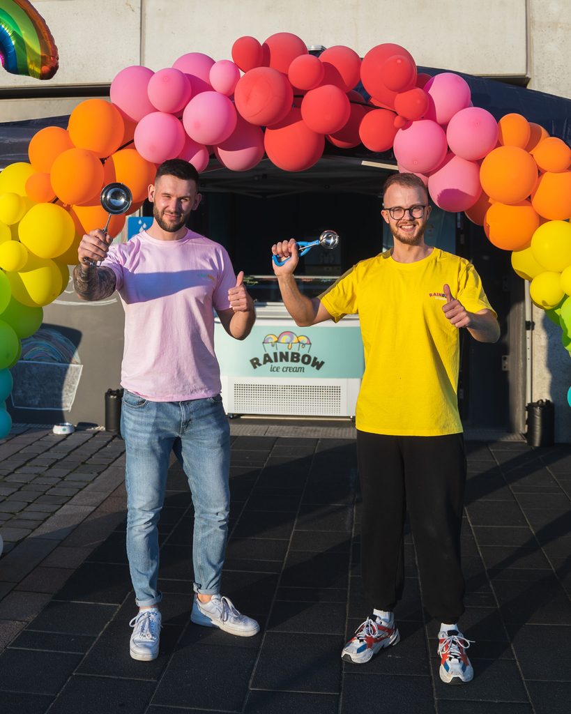 Yannik Koch (28, l.) und Mica Burkamp (27) haben die „Rainbow Ice Cream“ erfunden.