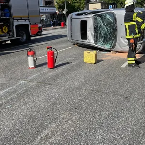 Der silberne Chevrolet überschlug sich und landete auf der Seite.