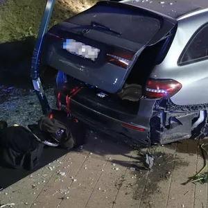 Der Mercedes und die zerstörte Bushaltestelle in Elmshorn.