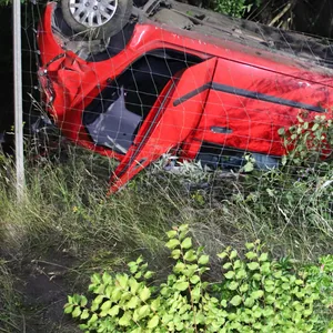 Das Auto landete auf dem Dach. Die Frau erlitt nur leichte Verletzungen.