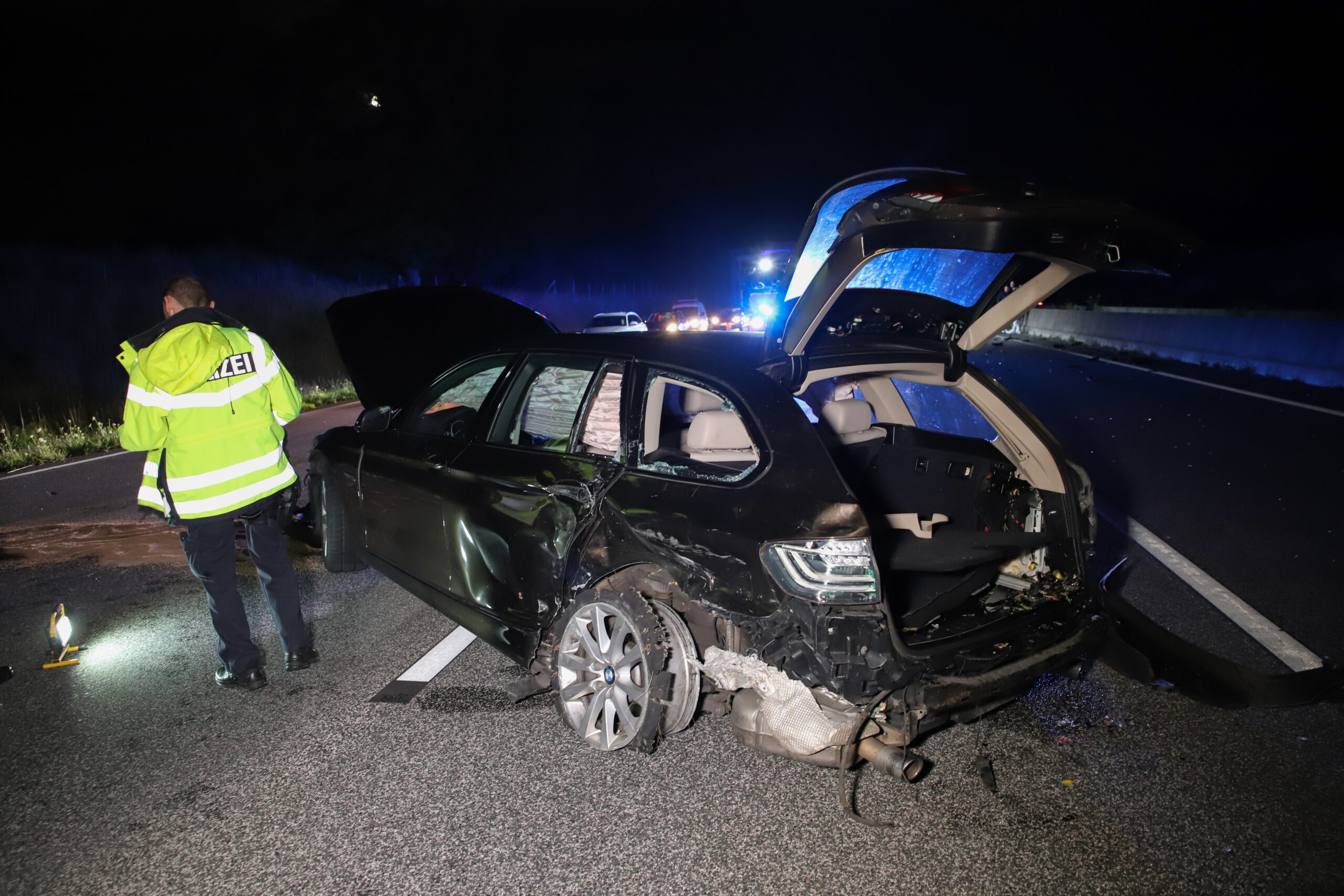 Der BMW wurde nach dem Unfall abgeschleppt.