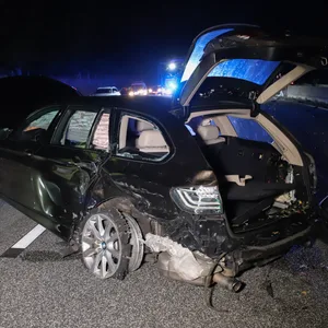 Der BMW wurde nach dem Unfall abgeschleppt.