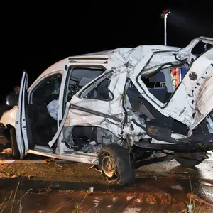 In diesem Caddy saß die dreiköpfige Familie. Mutter, Vater und Kind (11) wurden schwer verletzt.