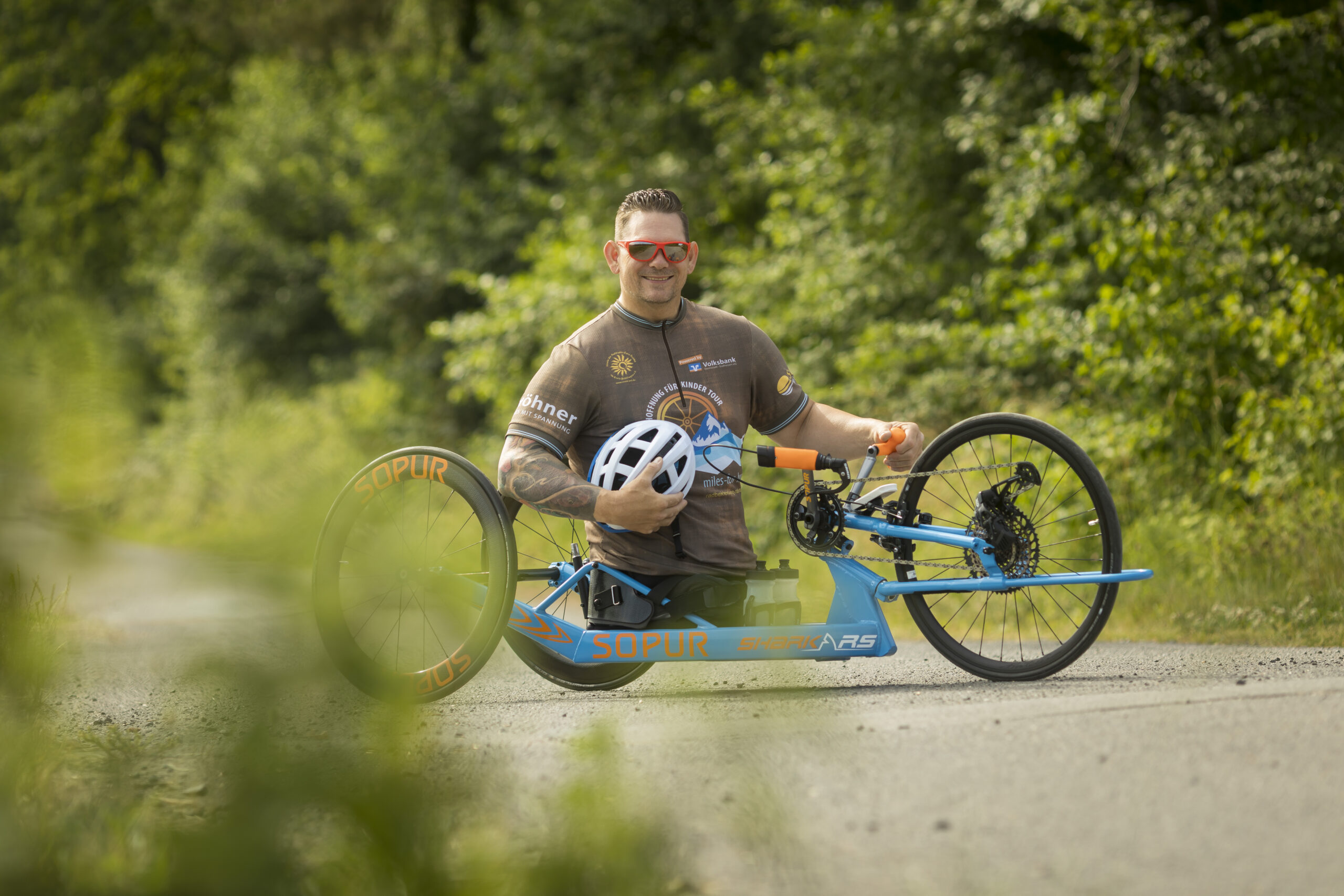 Florian Sitzmann (46) will 900 Kilometer mit seinem Rad zurücklegen.