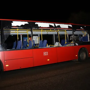 Die Fahrerseite des Linienbusses wurde bei dem Unfall komplett zerstört. (Archivbild)