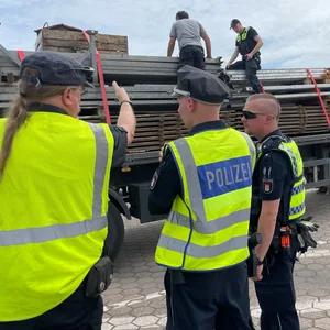 Die Polizei kontrolliert Lkw in Hamburg-Waltershof.