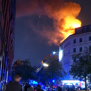 Meterhohe Flammen schlagen aus dem Mehrfamilienhaus. Das Feuer schlug auch auf andere Häuser über.