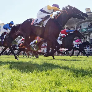 Bauyrzhan Murzabayev (v.) gewinnt auf „Sammarco“ das „IDEE 153. Deutsche Derby“ in Hamburg.