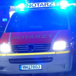 In Hamburg: Frau verrichtet Notdurft neben Gleisen und verletzt sich dabei