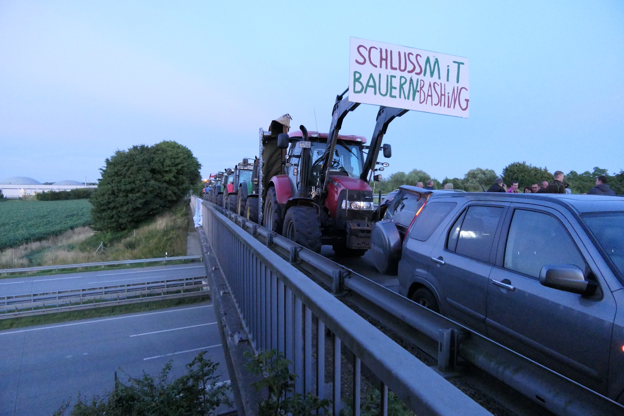 „Schluss mit Bauern-Bashing“ steht auf einem Schild an einem Traktor.