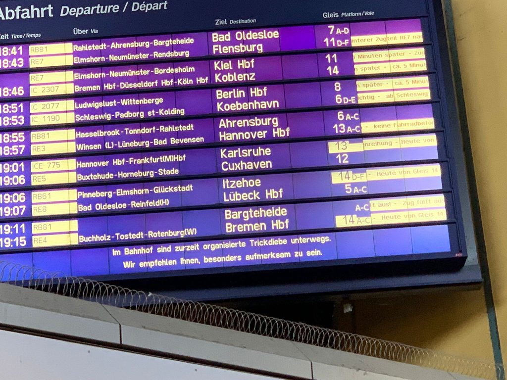 Die Bundespolizei warnt auch über Anzeigetafeln vor Trickdiebe.