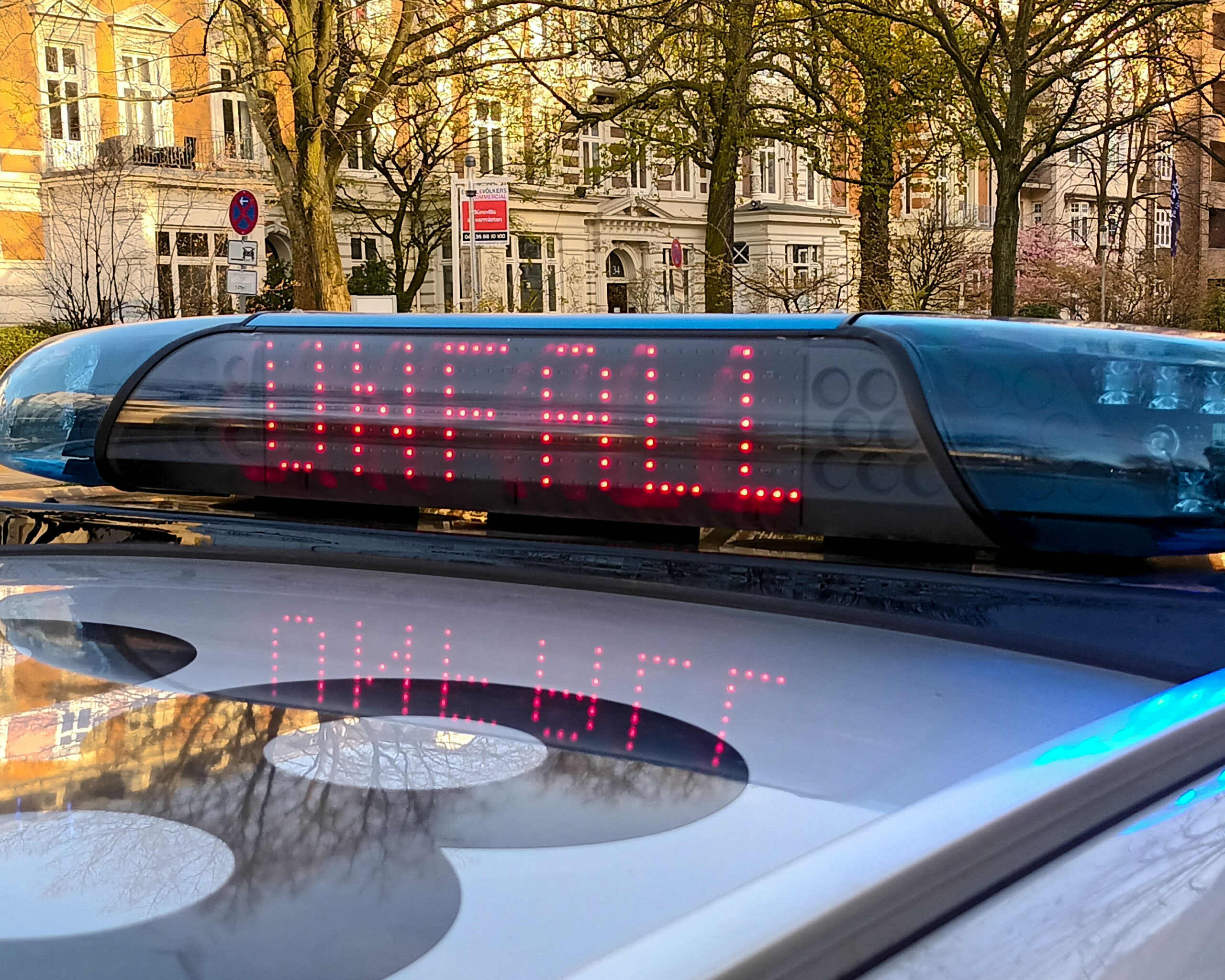 Bei dem Unfall auf der Hufnerstraße waren ein Corsa und ein Fiat zusammengestoßen. Die Polizei sperrte die Unfallstelle (Symbolfoto).