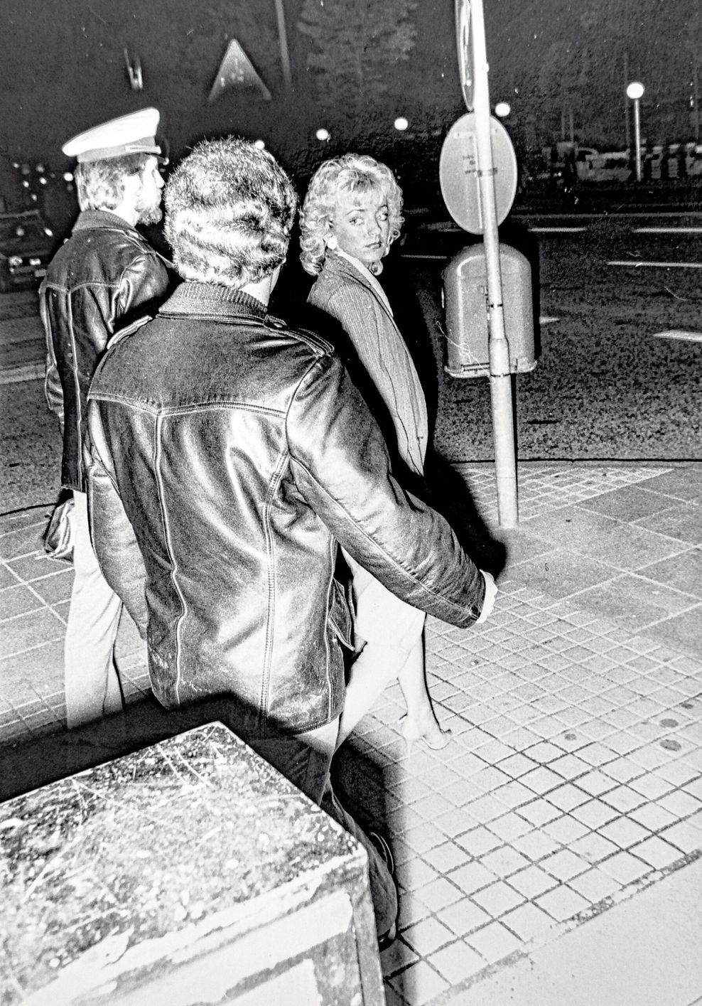 Die 20-jährige Hure, um die es bei dem tödlichen Streit ging, auf dem Weg zur Vernehmung in der Polizeiwache 18, die sich damals an der Kirchenallee befand