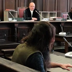 Der 32-jährige Angeklagte sitzt zu Beginn des Prozesses wegen versuchten Mordes im Sitzungssaal des Hamburger Strafjustizgebäudes.